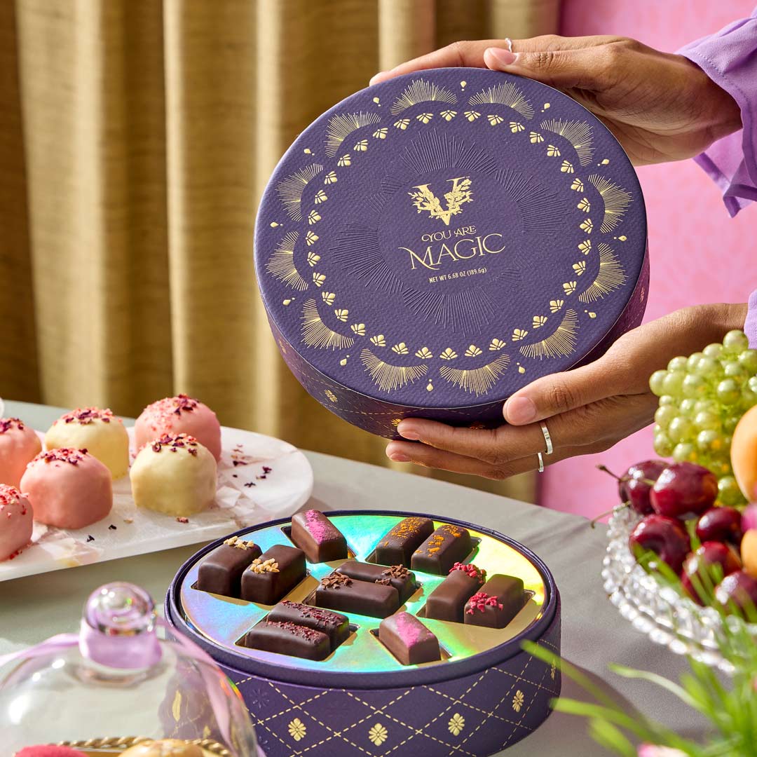 紫原　JF2018 クランチチョコ缶バッジ Signature Caramel Gift Box | Vosges Chocolate – Vosges Haut-Chocolat